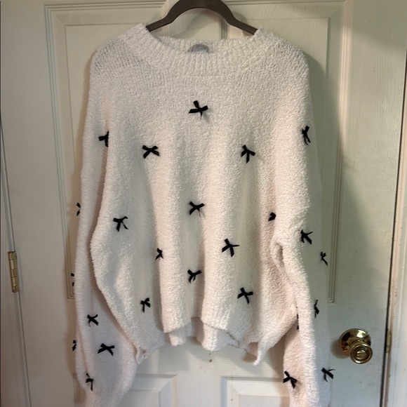 Cozy White Sweater with Black Accents - Picture 1 of 6
